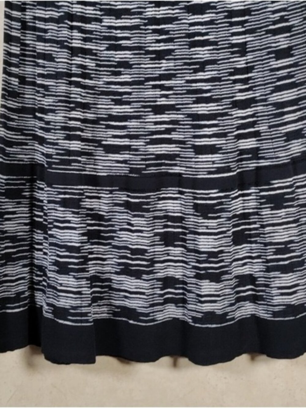 Black and white pleated elastic waist skirt 40 US 4 - Picture 3 of 6
